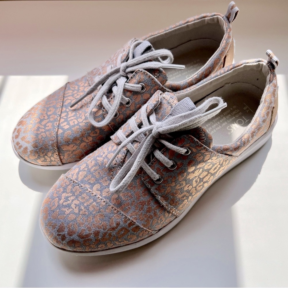 *New* TOMS Gray & Gold Sneakers with Leopard Animal Print Design Youth 5/Adult 7